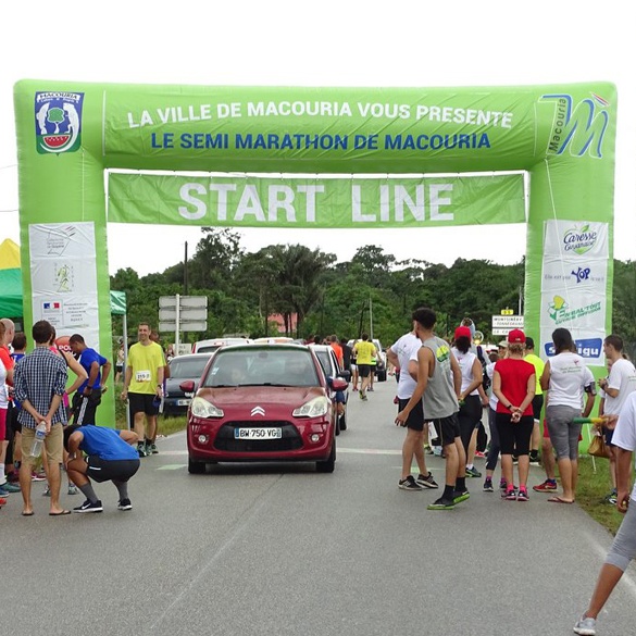 Une arche d'arrivée/départ pour le semi marathon de Macouria